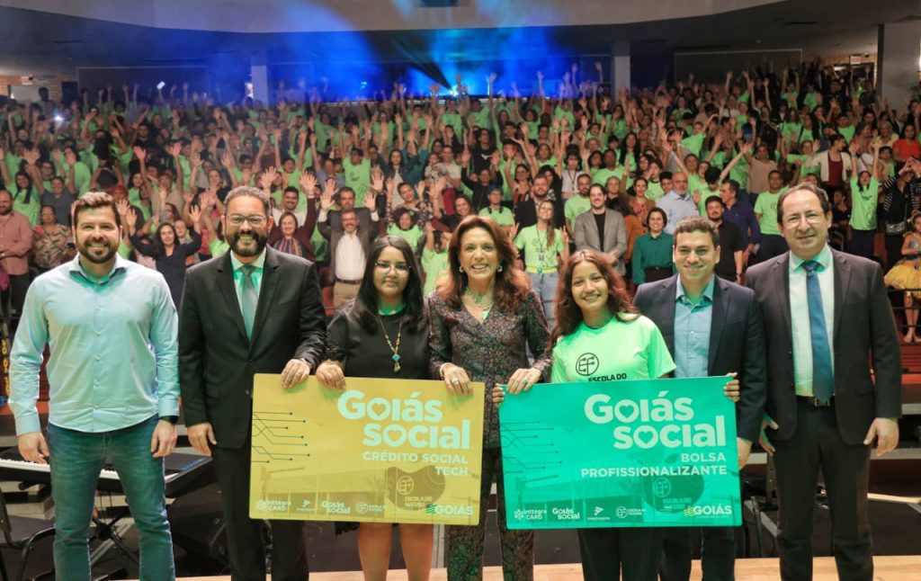 Entregues cartões do Bolsa Profissionalizante e do Crédito Social Tech