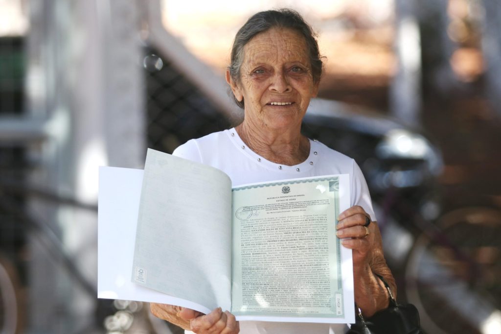 Dona Divina recebe escritura a custo zero