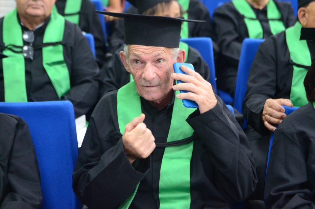 Goiás Social oferece curso gratuito de inclusão digital para idosos em 15 cidades