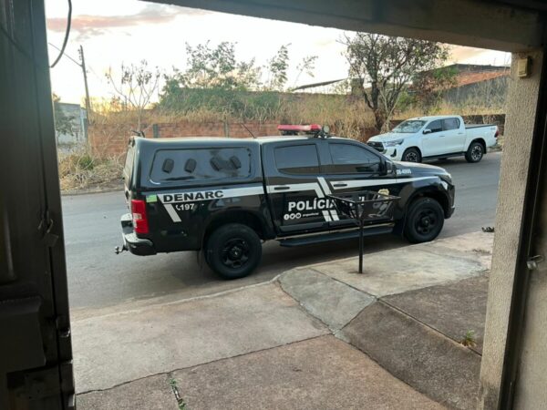 Polícia prende investigados por falsa venda de placas solares