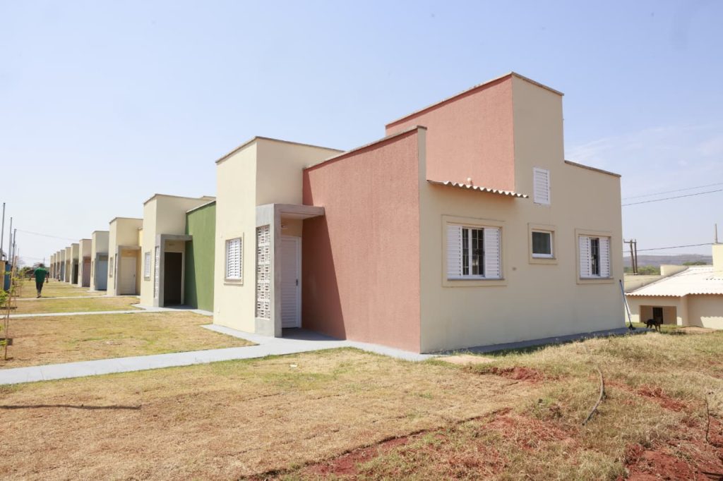 Governo entrega 30 casas a custo zero em Itarumã
