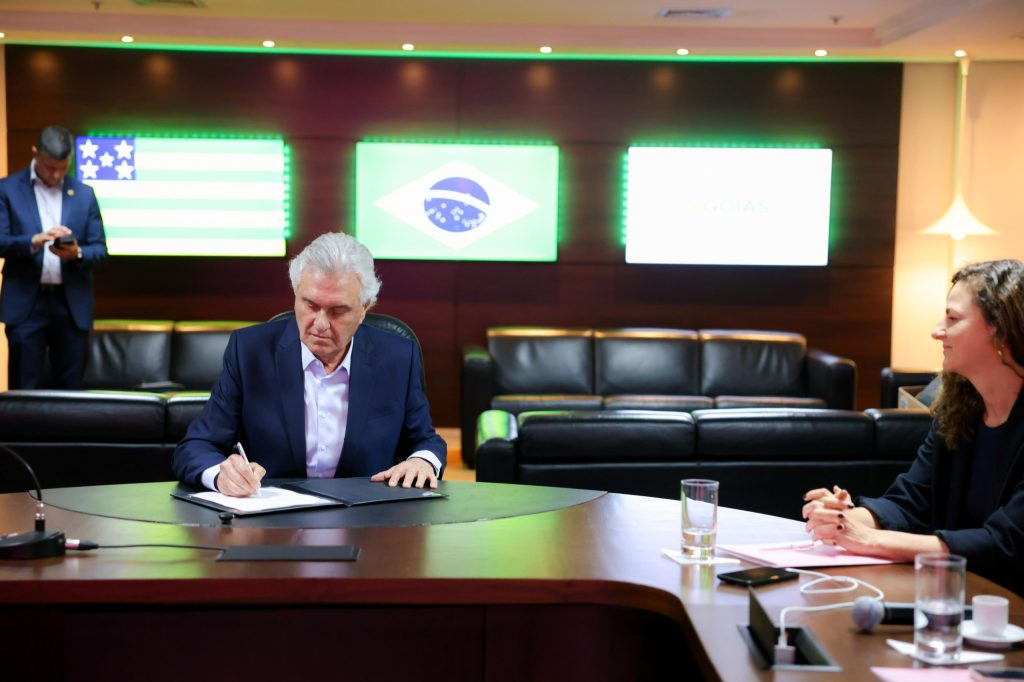 Caiado assina acordo para ampliar diagnóstico precoce do câncer de mama no estado