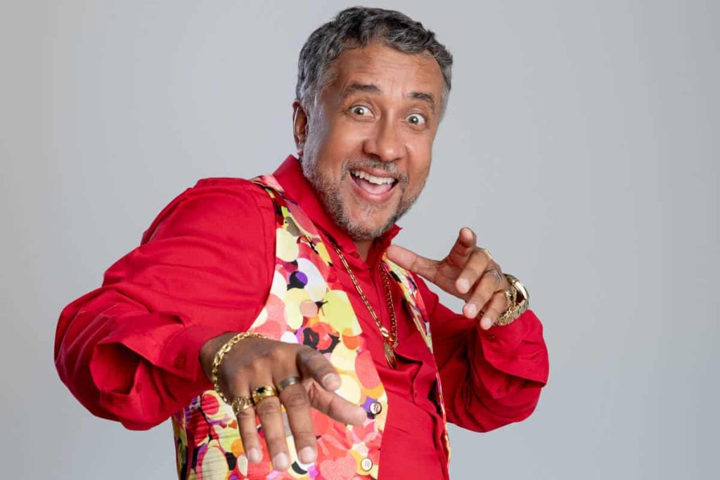 Humorista Paulinho Gogó apresenta novo espetáculo no Teatro Goiânia