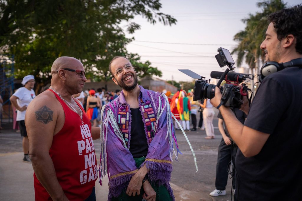 Telefilme “A Hora da Galhofa” revisita trajetória do festival de arte de rua em Goiânia