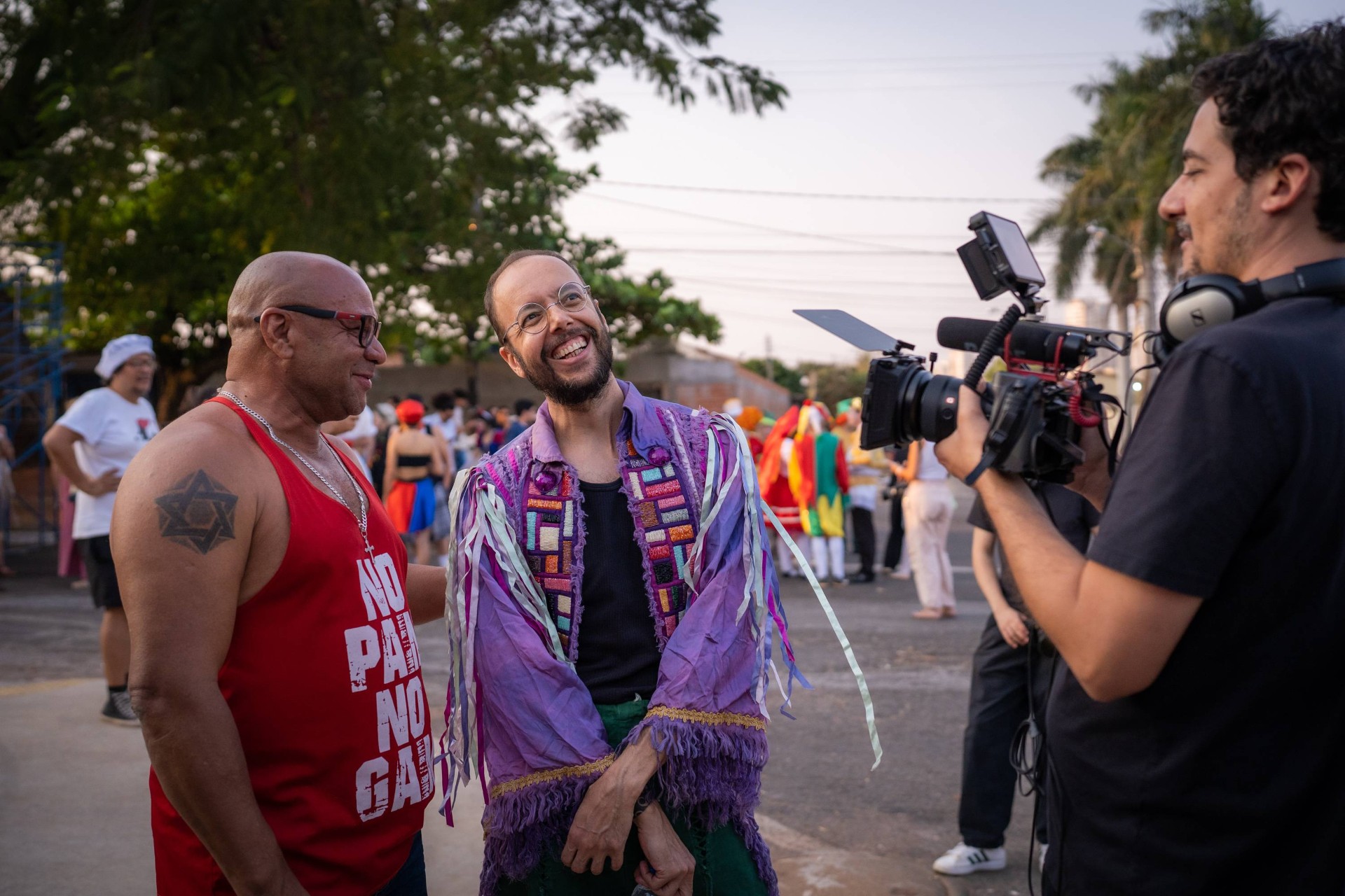 Telefilme “A Hora da Galhofa” revisita trajetória do festival de arte de rua em Goiânia