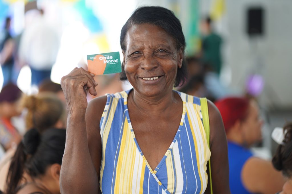 Agehab entrega cartões do Aluguel Social e escrituras de imóveis em Aparecida de Goiânia