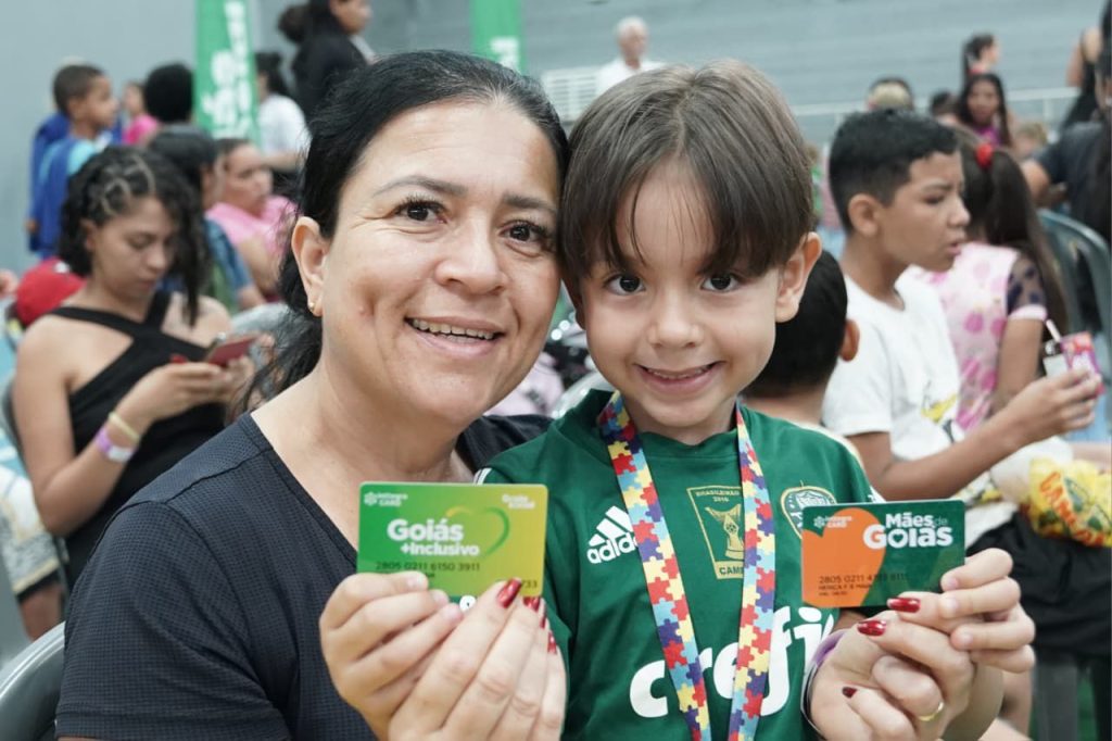 Mãe e filho recebem cartões do Goiás Social em Senador Canedo