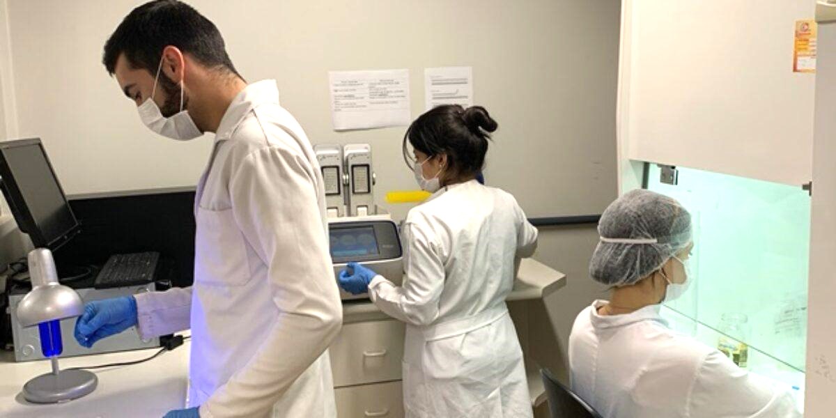 Governo de Goiás amplia em 157% investimentos na Fapeg - cientistas durante pesquisa em laboratório