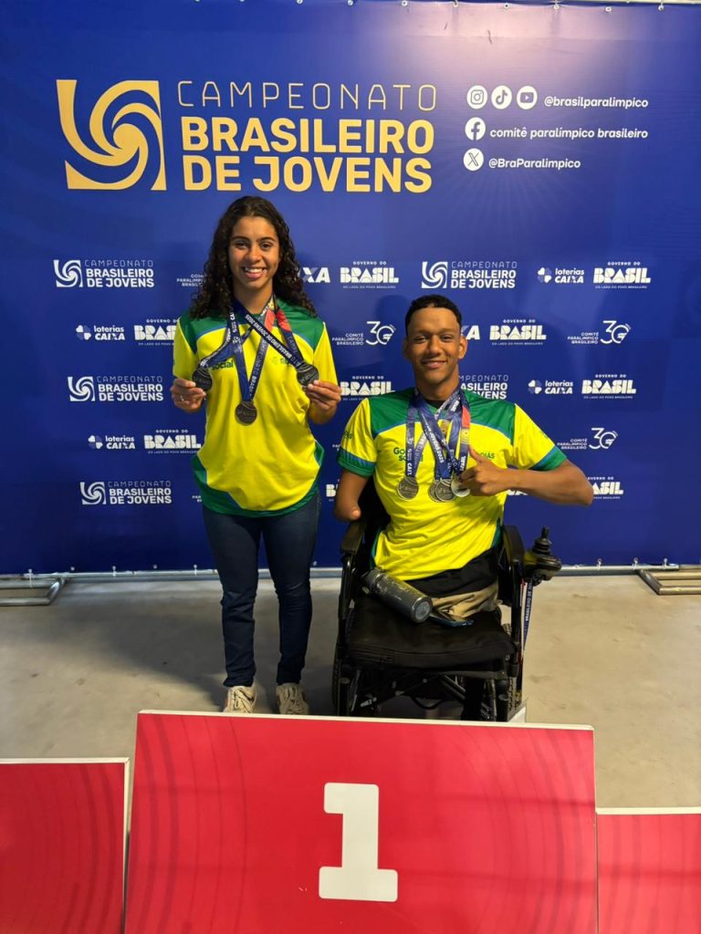 atletas de natação paralímpica