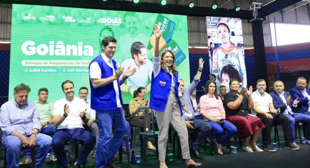 Famílias de Goiânia e Aparecida recebem benefícios habitacionais