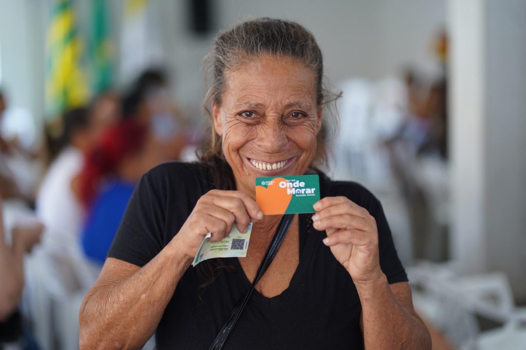Mulher recebe cartão do Aluguel Social