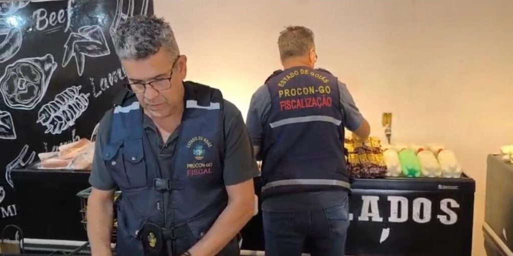 Procon apreende produtos vencidos em supermercado de Abadiânia