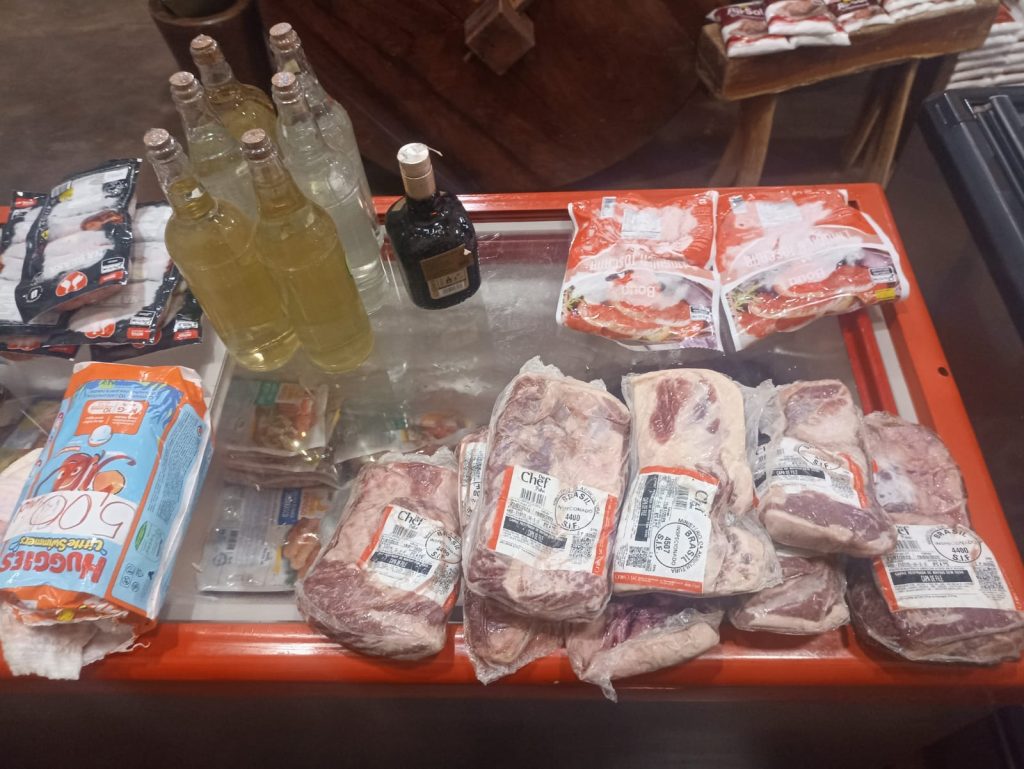 Procon apreende produtos em supermercados