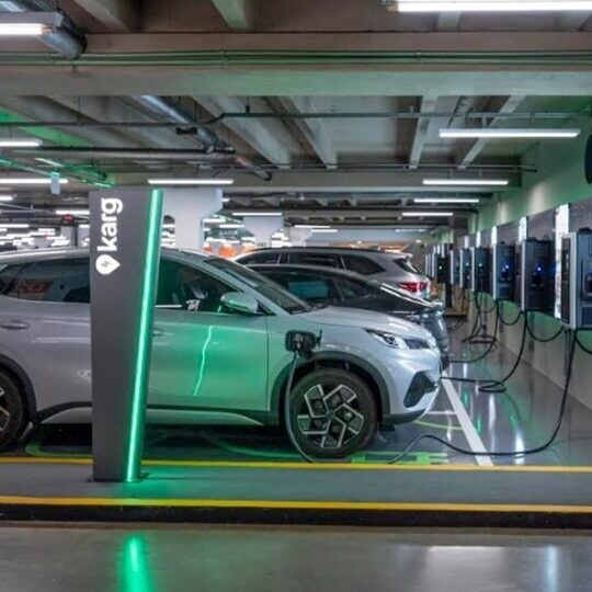 Carro elétrico sendo carregado eme stacionamento