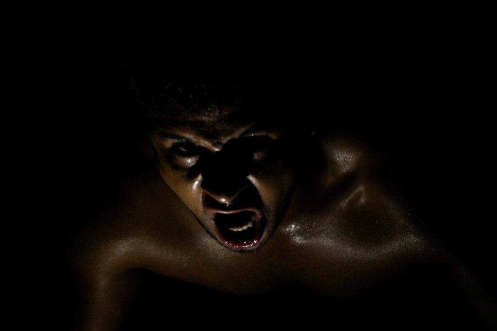 Espetáculo goiano “Espécie” inicia nova turnê internacional na Europa e expande fronteiras do teatro físico