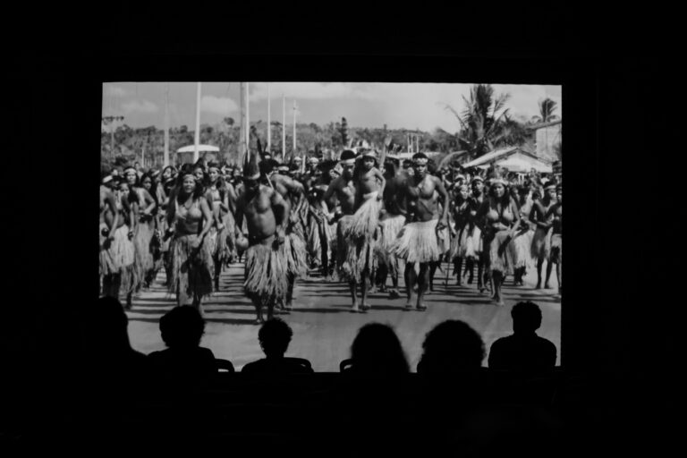 Fica inicia programação nesta quarta-feira em Ilhabela, no litoral paulista - Sala de cinema exibindo filme do Fica