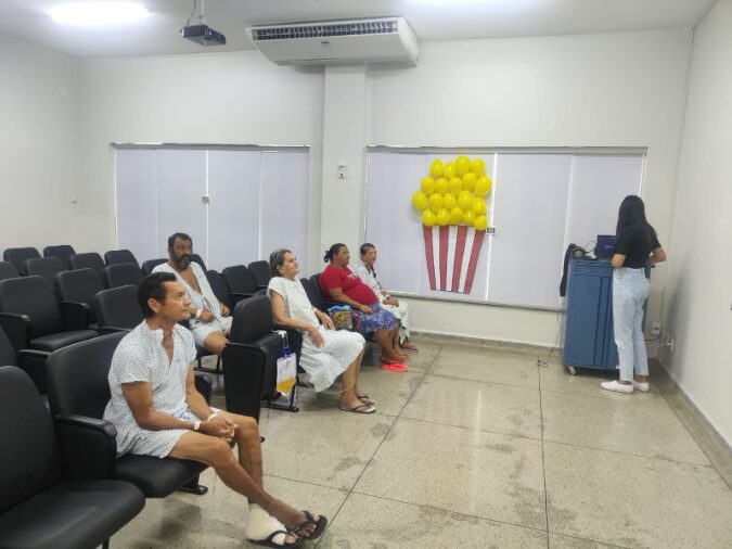Cinema do HEL leva lazer e acolhimento a pacientes em longa permanência