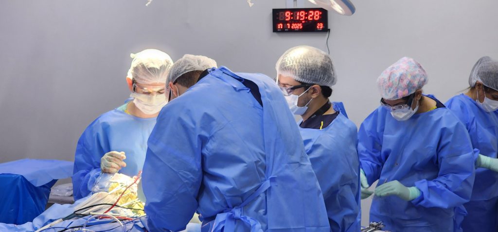 Hugo realiza 1ª cirurgia de aneurisma cerebral - Médicos operando paciente