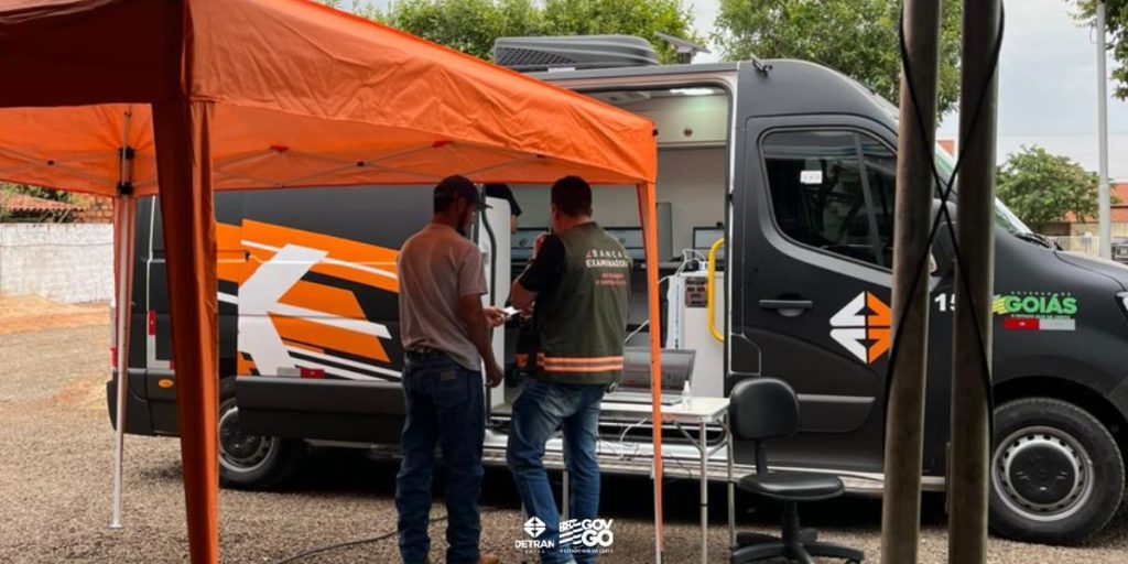 Van do Detran aplica prova de CNH no interior
