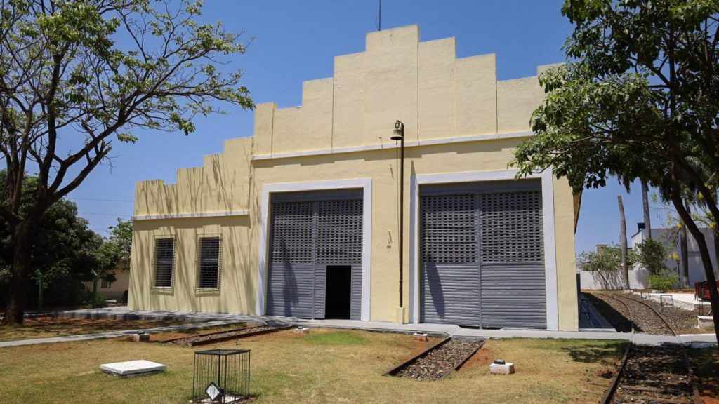 Fachada do Cina público de Pires do Rio