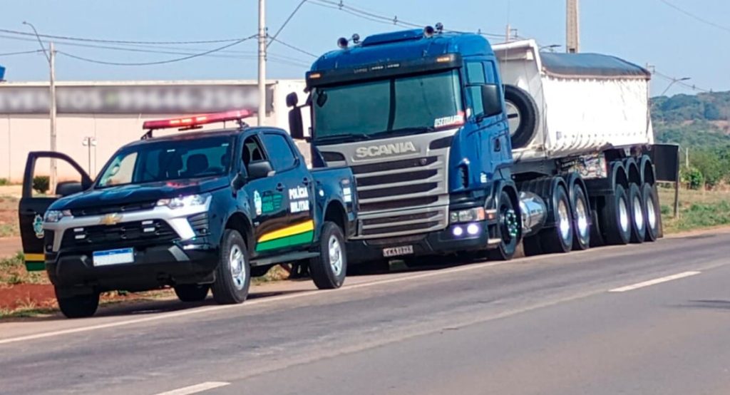 Operação apreende 500 toneladas de areia sem nota fiscal