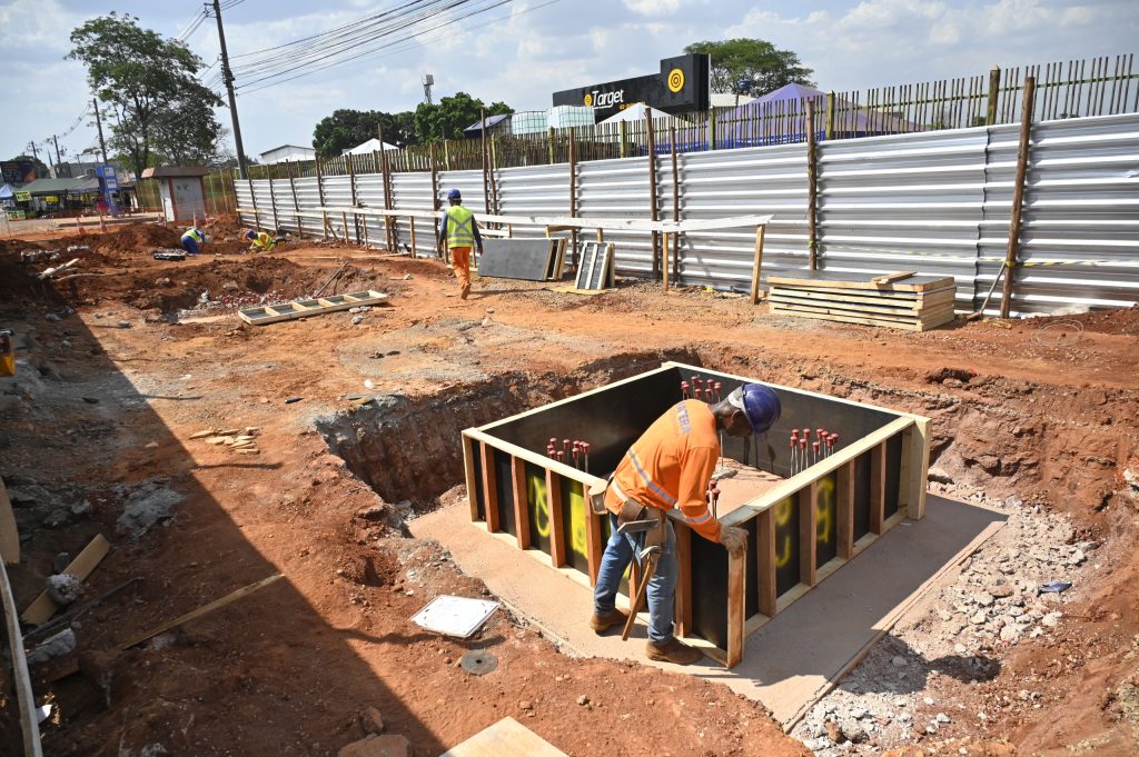 Goinfra constrói passarela para pedestre