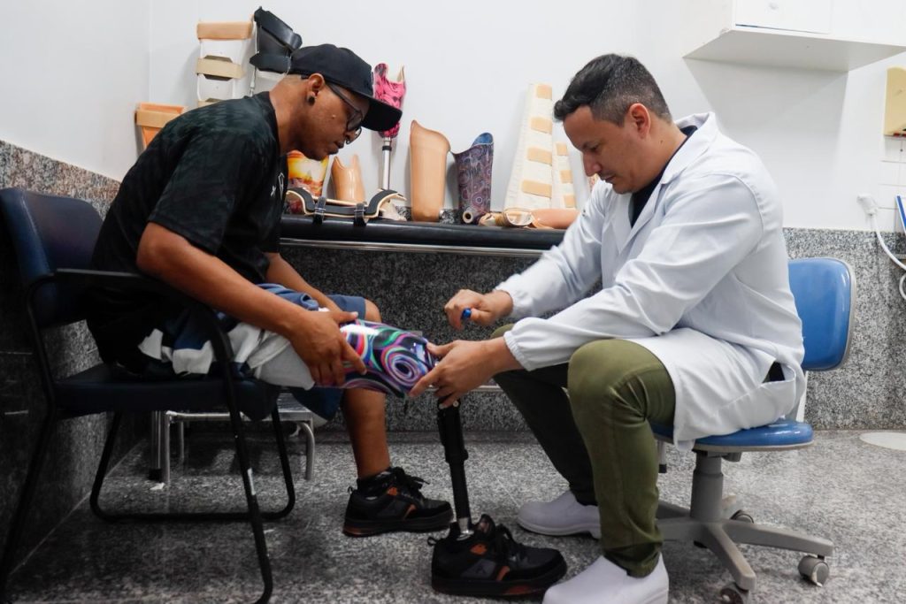 Paciente experimenta prótese personalizada do Crer