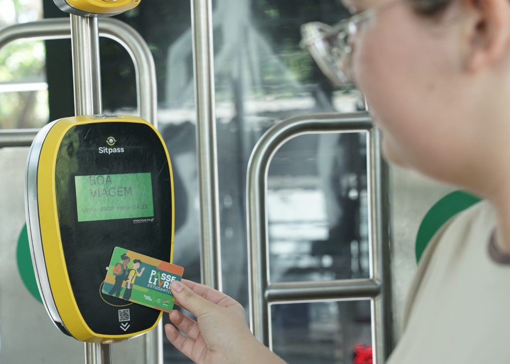 Estudante passando o cartão do Passe Livre Estudantil