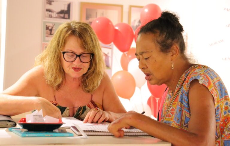 Neuracy Pereira Silva Borges conduz oficina de leitura e escrita com Messias dos Santos - Paciente moradora celebra aniversário com oficina de leitura e escrita no HDS