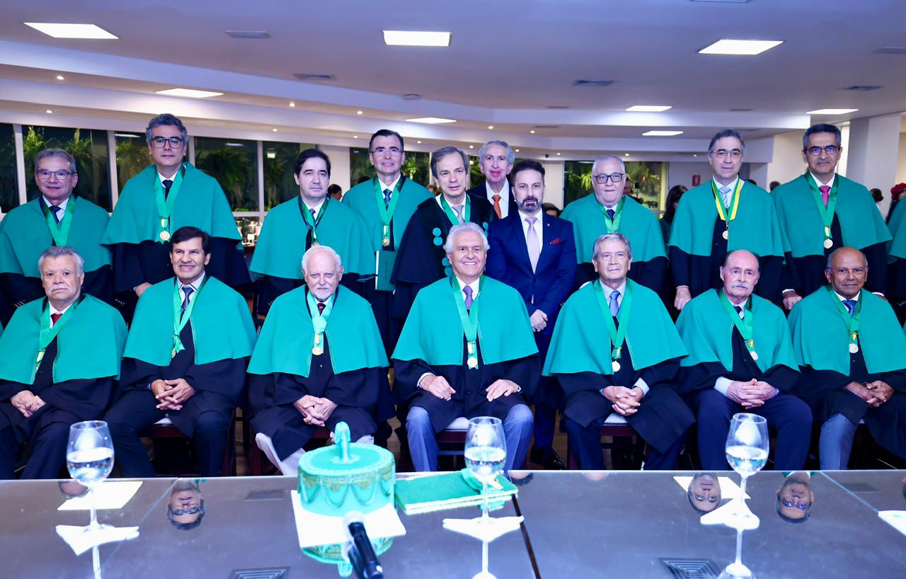 Caiado recbe título da Academia Goiana de Medicina