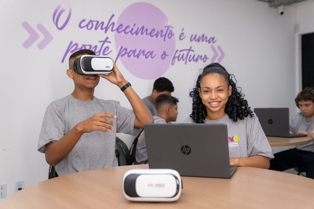 Alunos em sala no Alunos do Centro da Juventude Tecendo o Futuro