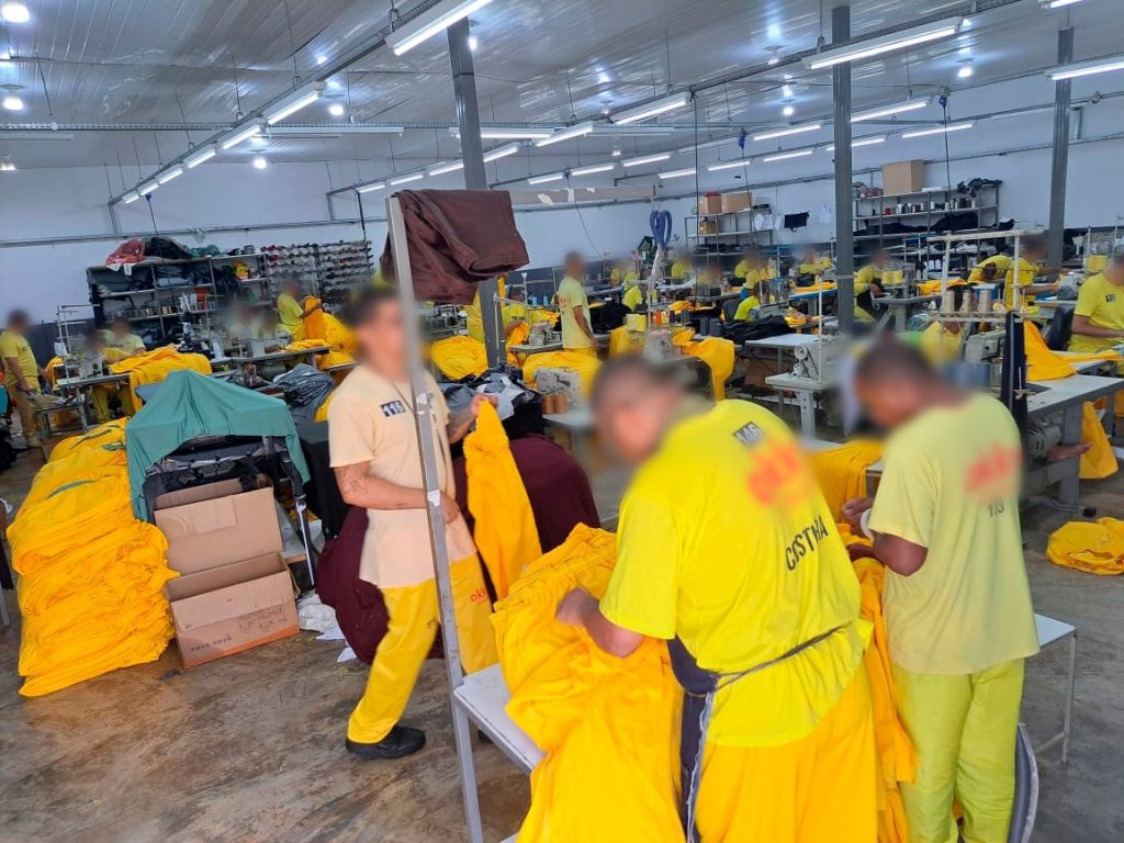Custodiados produzem mais de 4 mil kits de uniformes