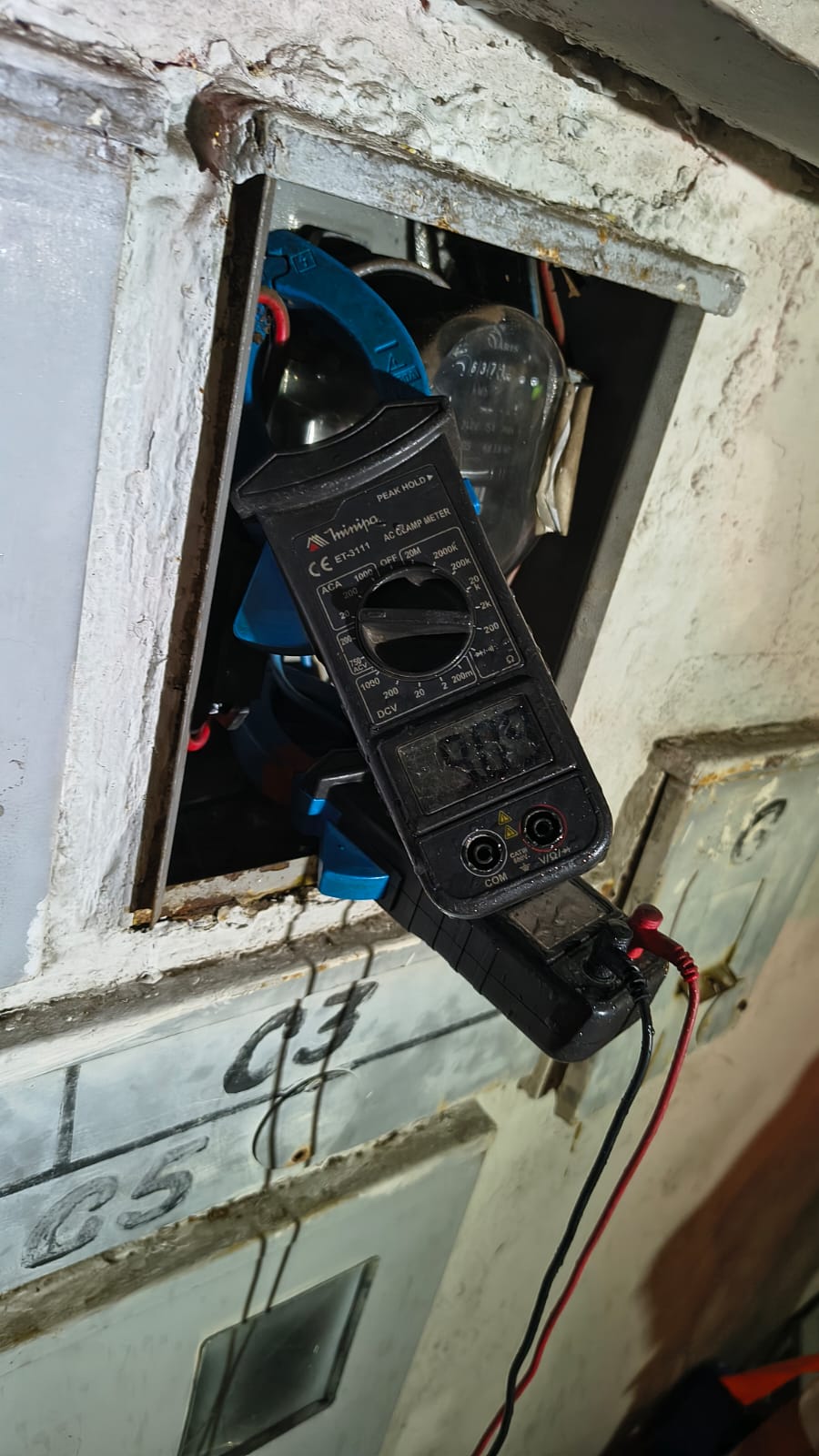 Durante a vistoria técnica, foi constatado que o medidor de energia do estabelecimento havia sido adulterado