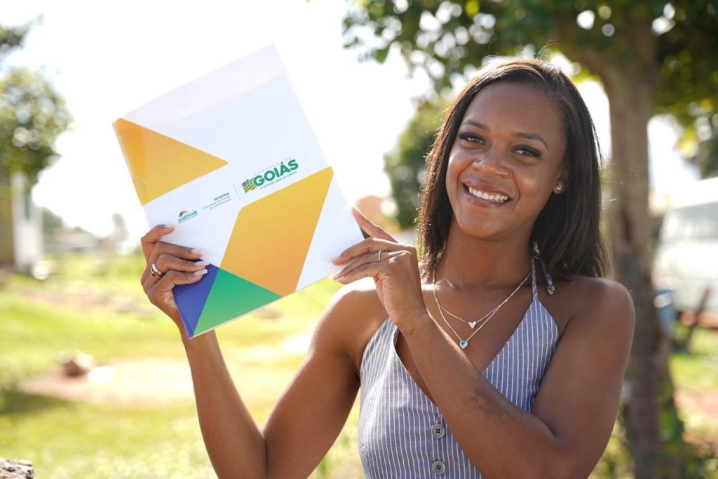 Mulher com escritura da casa