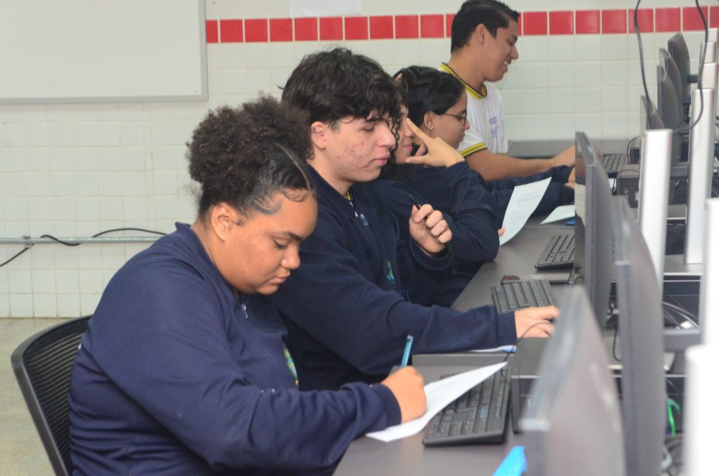 Alunos das Escolas do Futuro de Goiás podem receber Bolsa Profissionalizante
