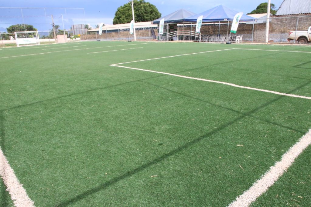 Campos sintéticos de futebol society são entregues em quatro municípios