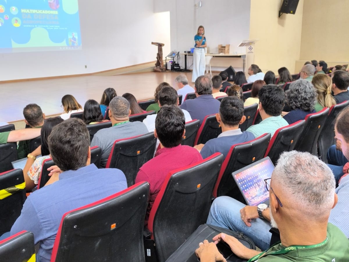 Gerente de Educação Sanitária, Telma Gonzaga, fala na abertura do evento em Pirenópolis (Foto: Agrodefesa)