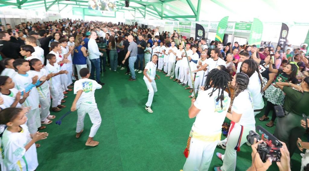 Projeto Construindo Campeões entrega materiais esportivos em Posse