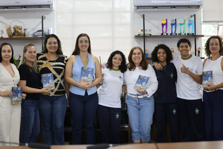 Estudantes e Fátima Gavioli com o livro O Mundo Dentro de Mim