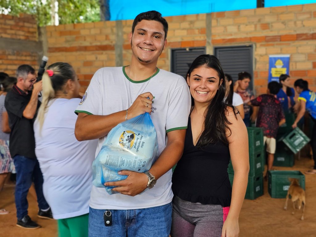 Pessoas recebem doação do PAA Leite