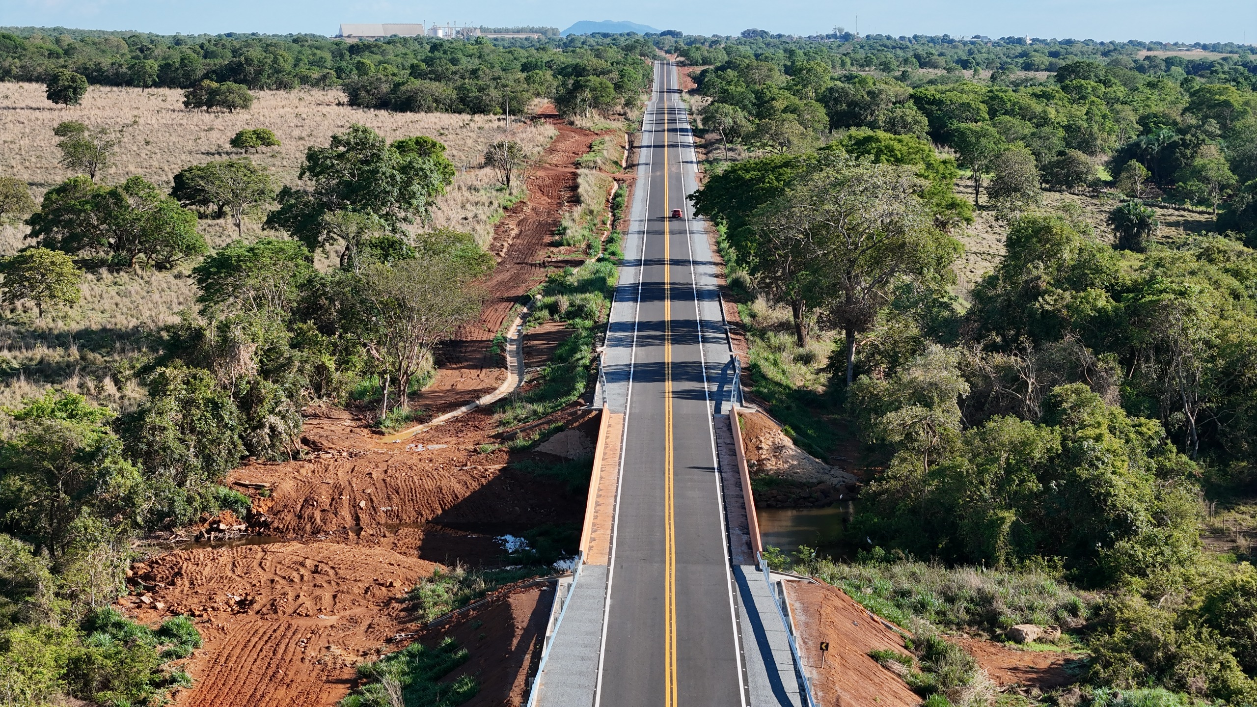 Entre as obras executadas com recursos do Fundeinfra está a GO-154, que recebeu pavimentação no segmento entre Bonópolis (Cruzeiro) e Novo Planalto - Goinfra
