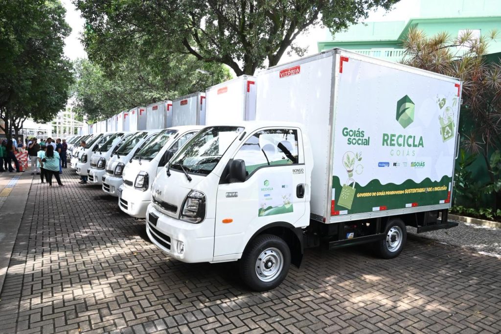 caminhões do Recicla Goiás