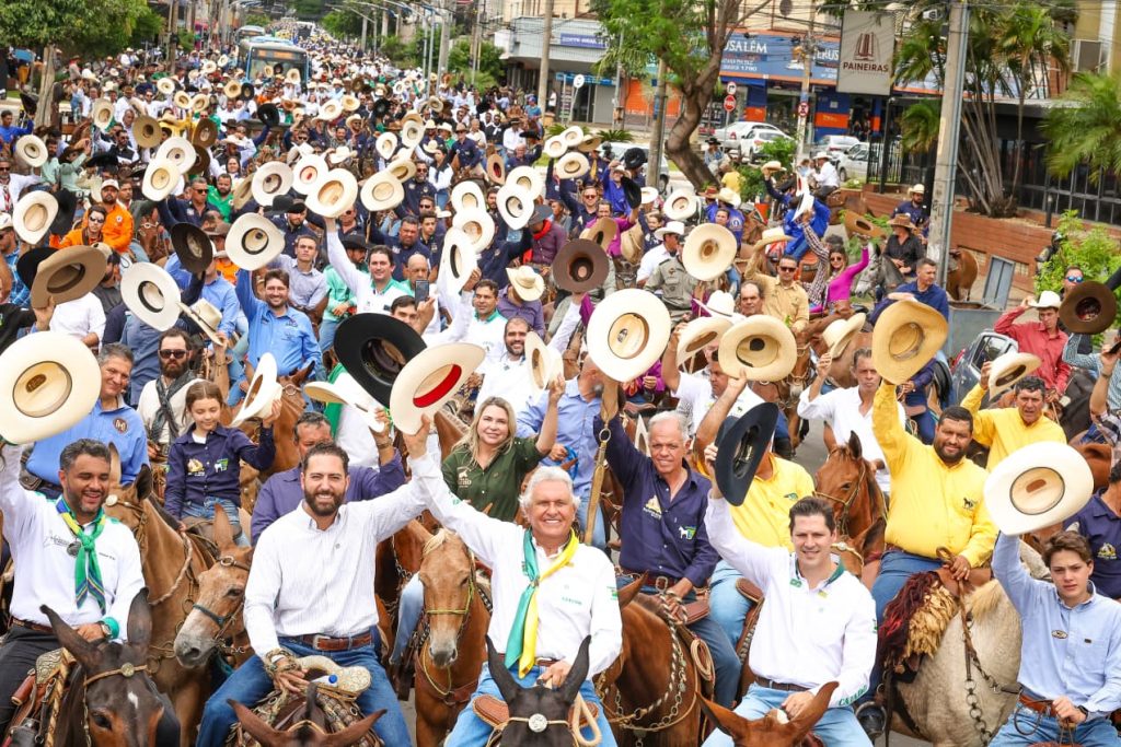 Cavalgada de muladeiros percorre avenidas em Goiânia