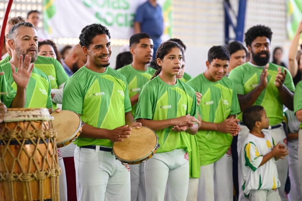 Construindo Campeões entrega de materiais à Apae Goiânia