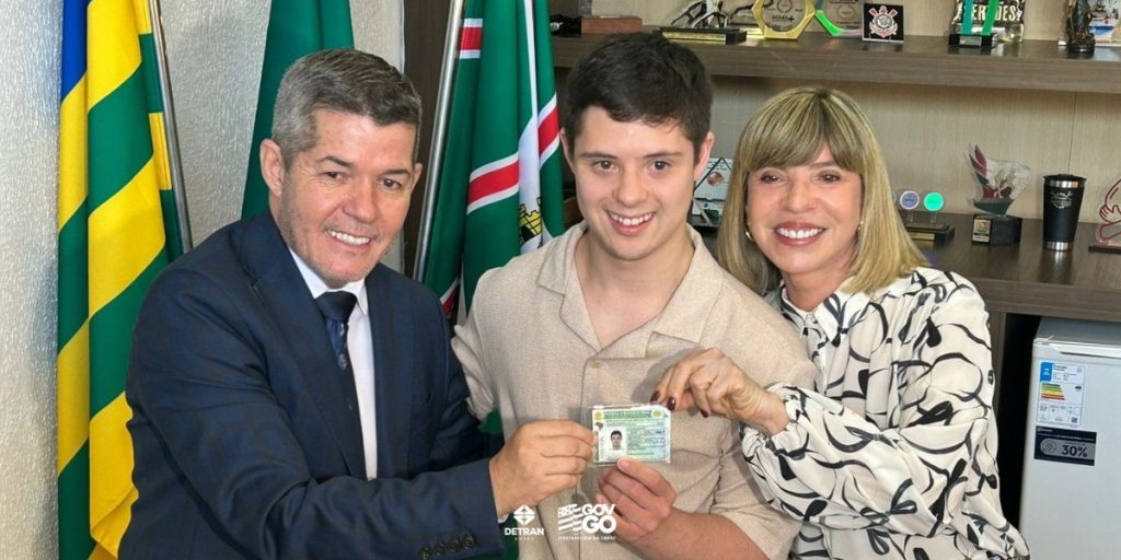 Detran celebra entrega de CNH a primeiro condutor com síndrome de Down em Goiás