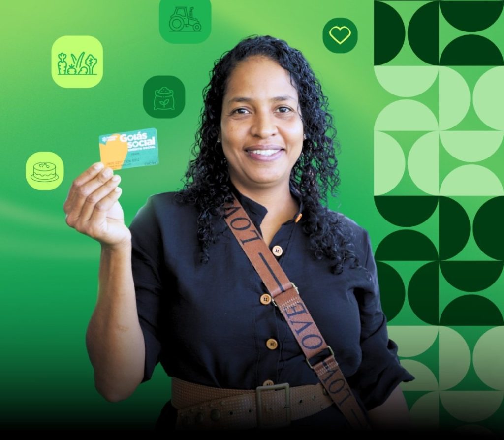 Agro é Social termina 1ª edição do ano com R$ 6,9 milhões investidos em pequenos negócios no campo - mulher negra e jovem mostrando cartão do Agro é Social