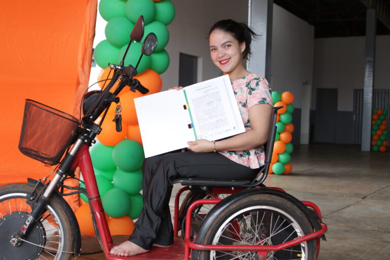 Mulher recebe escritura no Goiás Social Mulher