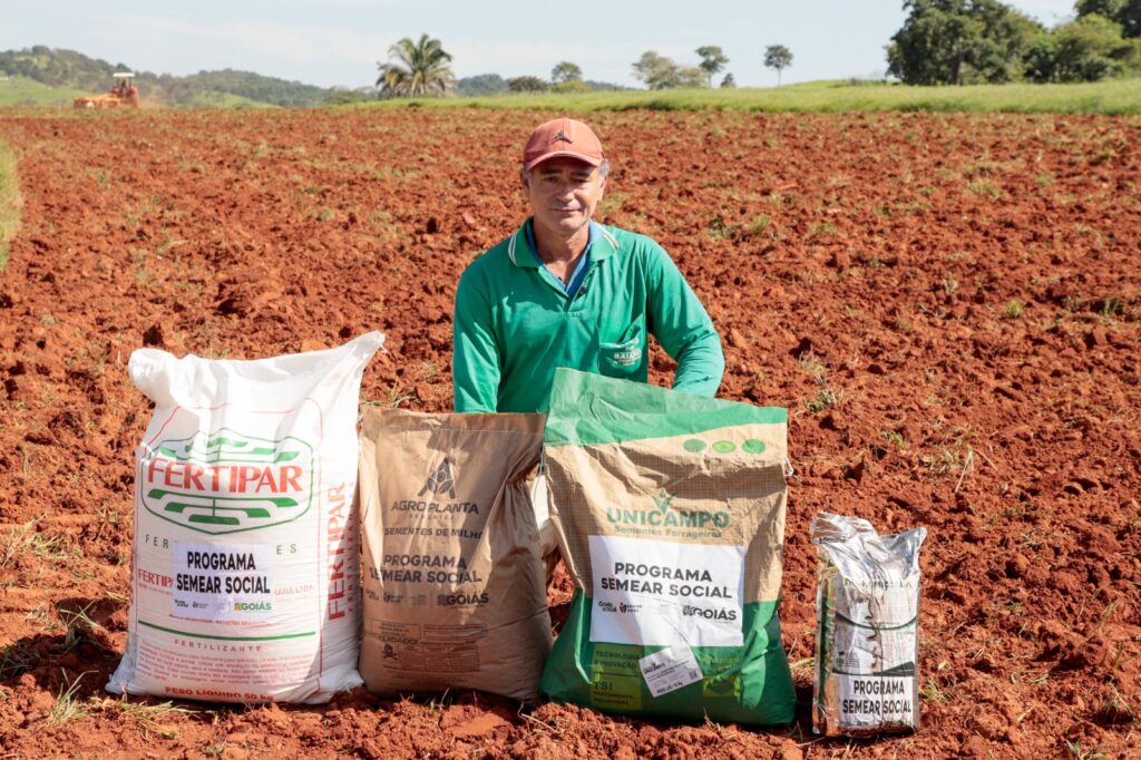 Entrega de insumos do Semear Social