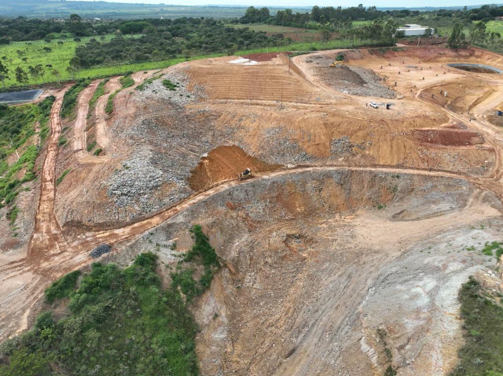 Vista aérea do lixão de Padre Bernardo