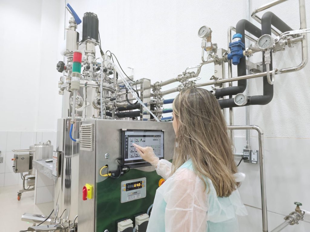 Pesquisadora em laboratório